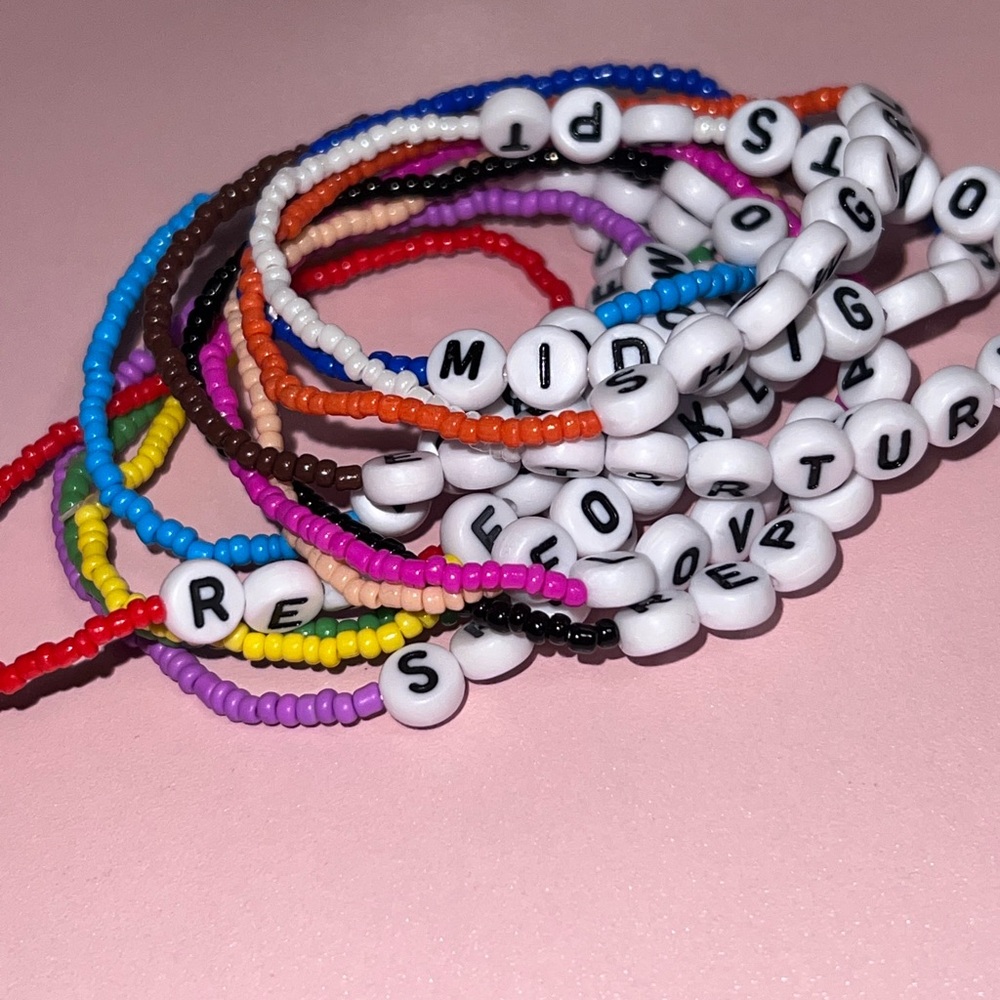 12 Taylor Swift Friendship Bracelets - Picture 5 of 5